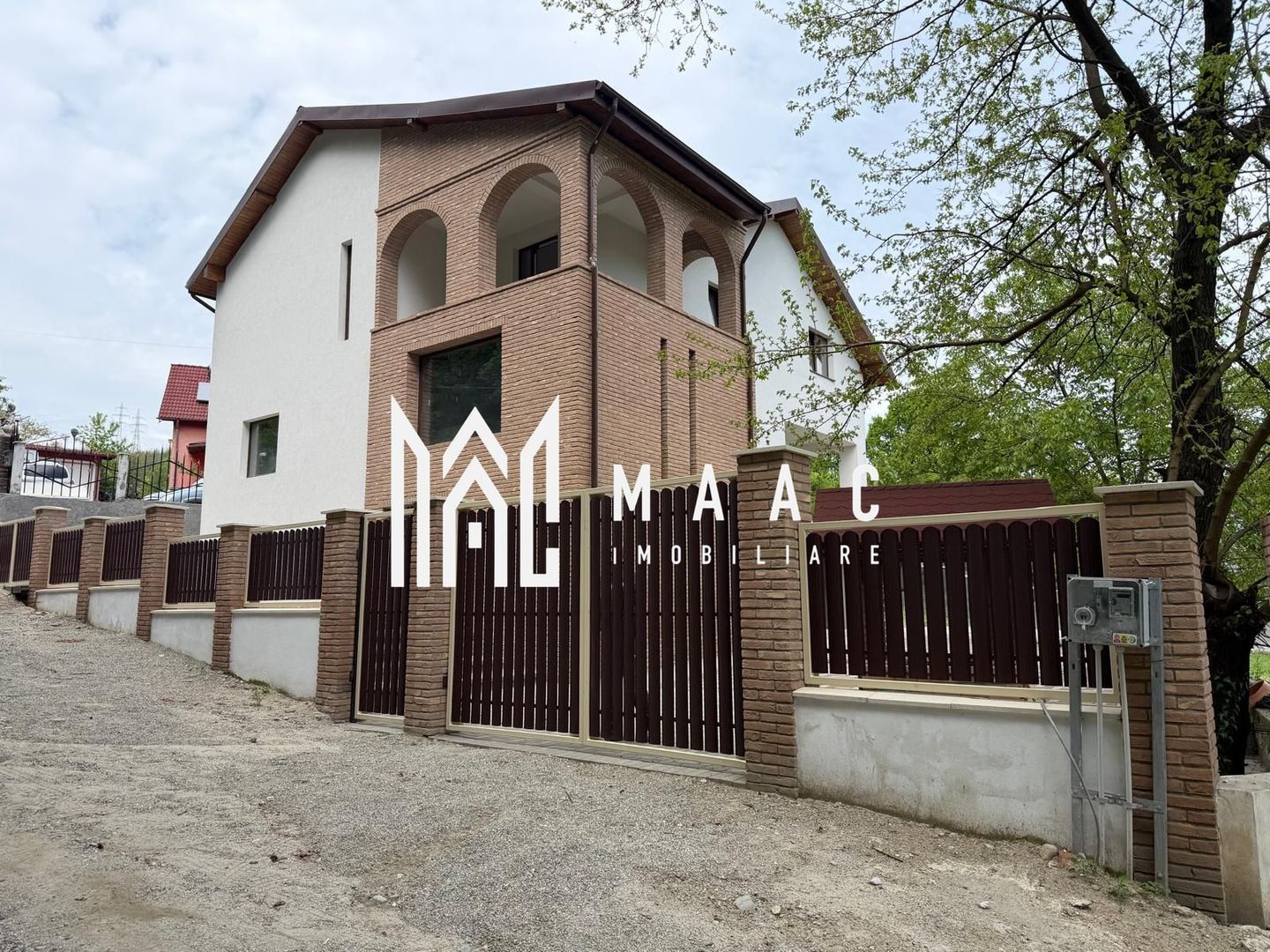 Casă 8 camere | Bujoreni, Vâlcea | 360 mp, teren 1000 mp Casă 8 camere | Bujoreni, Vâlcea | 360 mp, teren 1000 mp