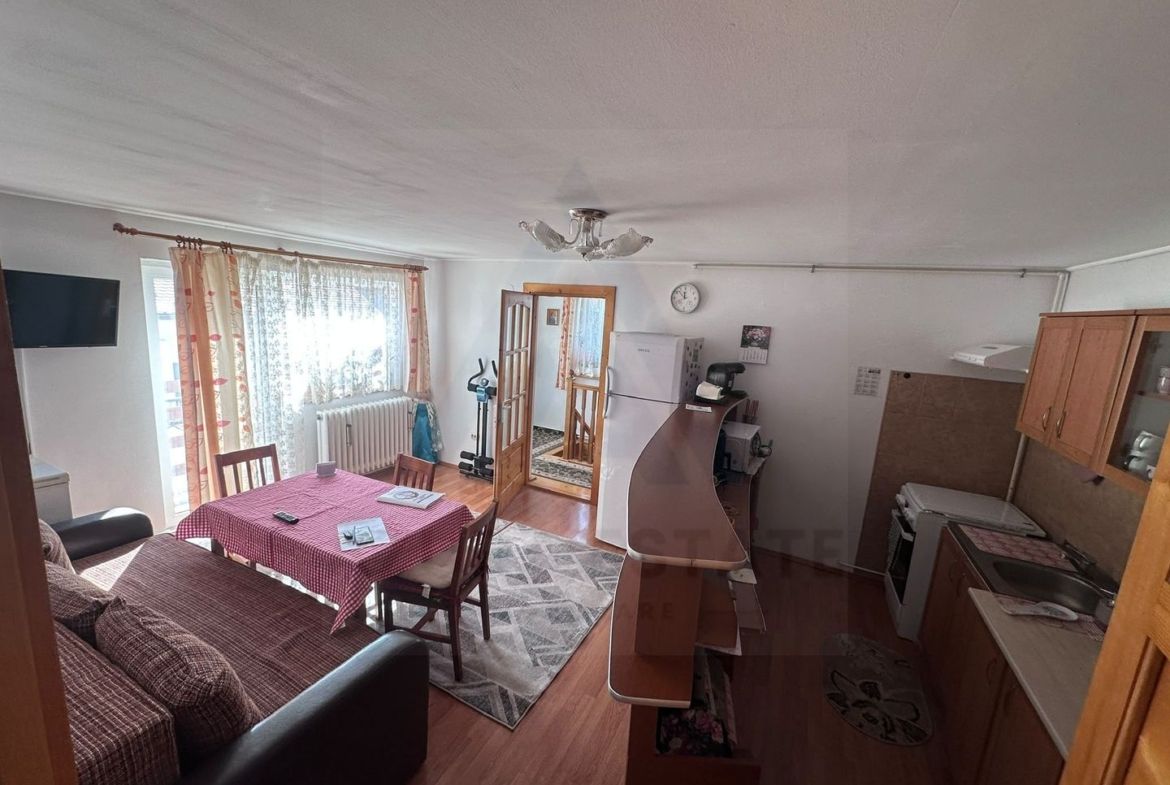 Apartament 3 camere decomandat 78 mp pivnita curte in zona Centrala - foto 2