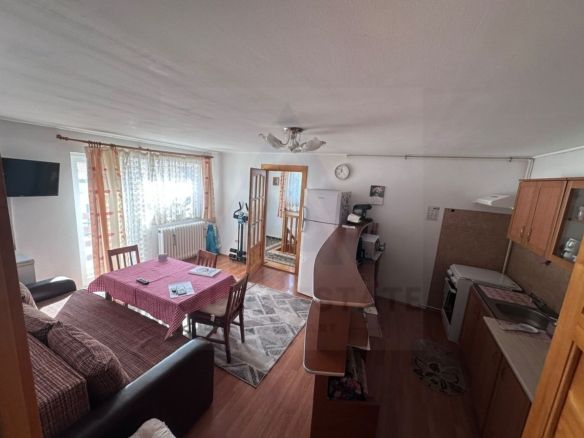 Apartament 3 camere decomandat 78 mp pivnita curte in zona Centrala - foto 2