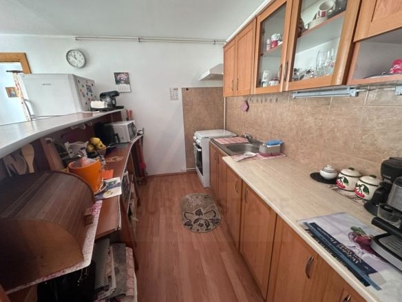 Apartament 3 camere decomandat 78 mp pivnita curte in zona Centrala - foto 3