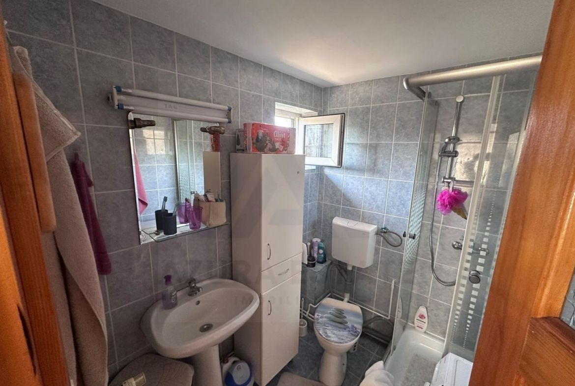 Apartament 3 camere decomandat 78 mp pivnita curte in zona Centrala - foto 13