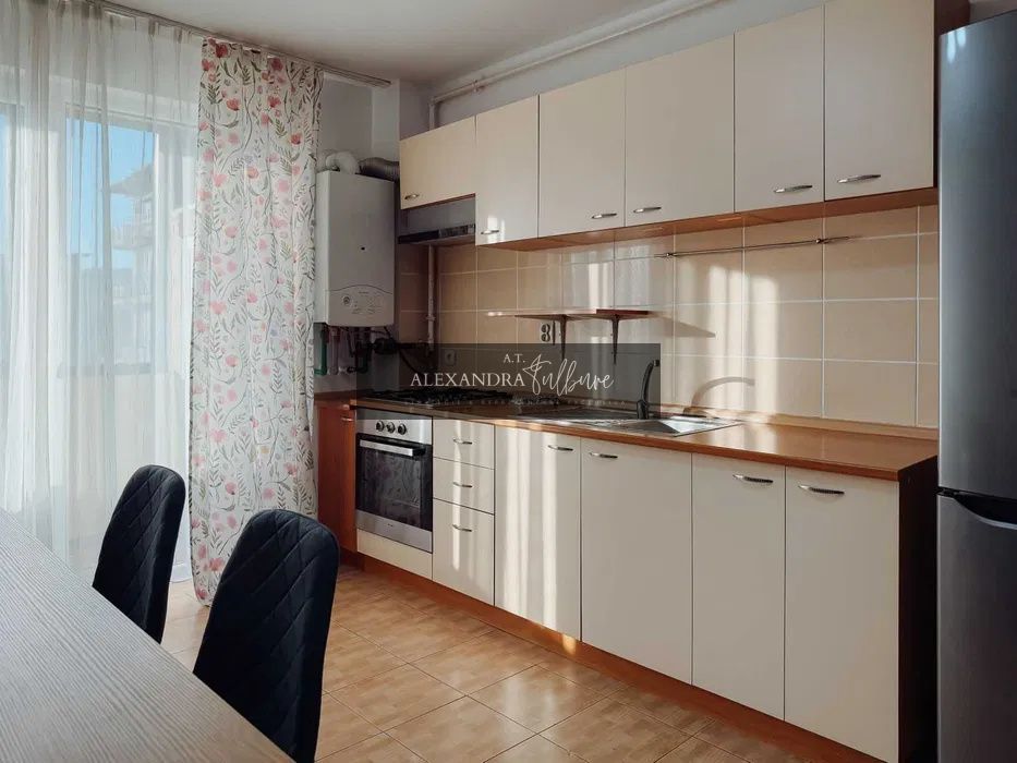 Apartament de vanzare, 2 camere, etaj intermediar, balcon, parcare - Imagine principala