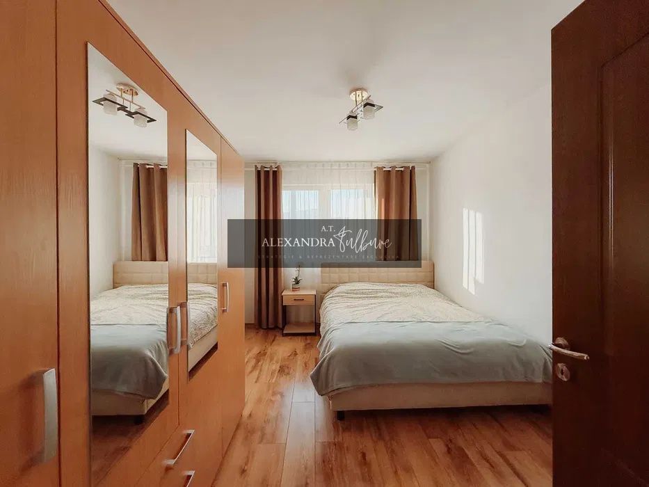 Apartament de vanzare, 2 camere, etaj intermediar, balcon, parcare - foto 2