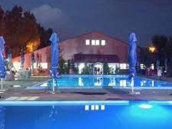 Pensiune restaurant , piscina, salon de evenimente de vanzare - Imagine principala