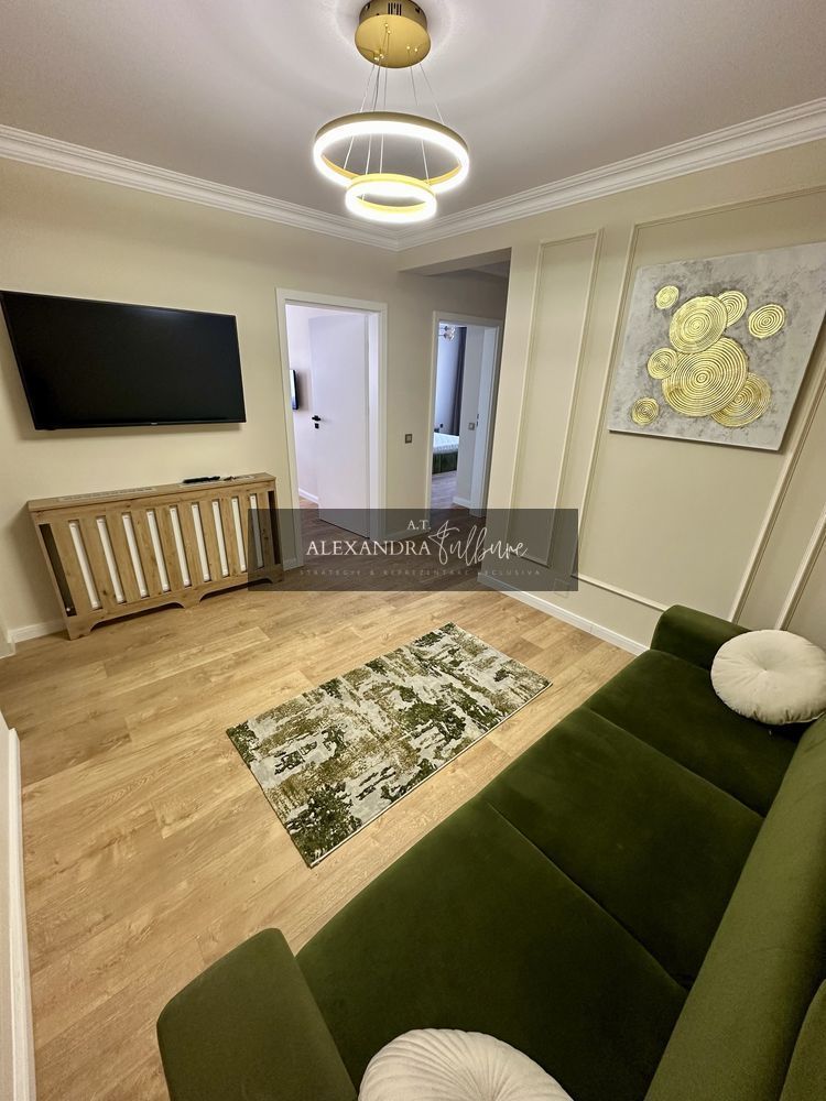 Apartament de vanzare 3 camere decomanda, balcon, parcare - Imagine principala