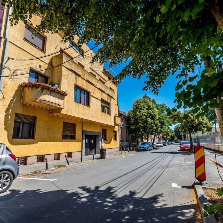 Apartament în centru cu acces auto și garaj propriu - Imagine principala