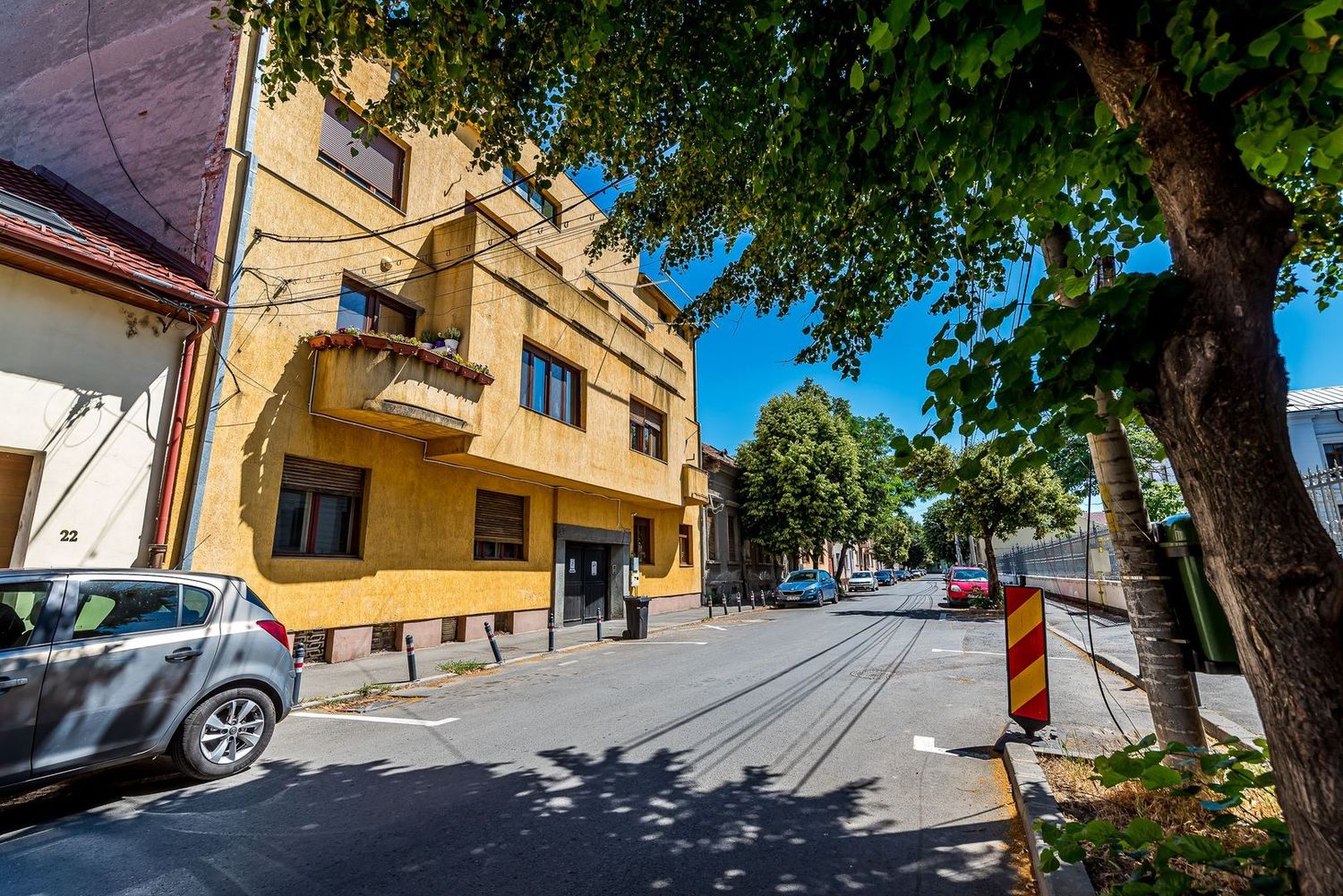 Apartament în centru cu acces auto și garaj propriu - Imagine principala