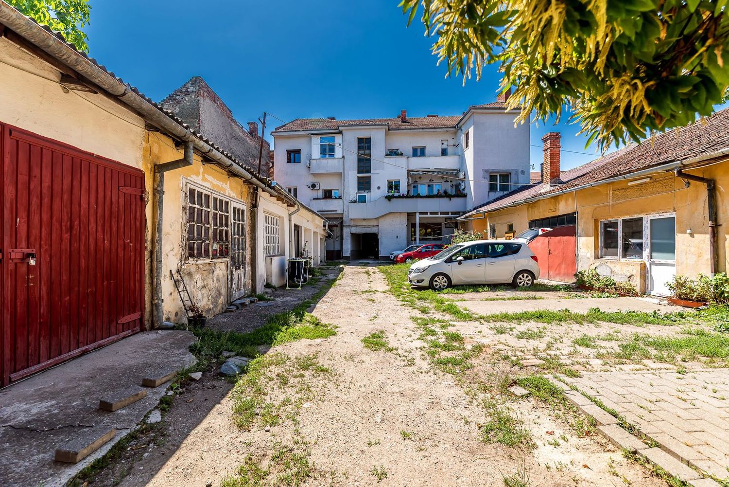 Apartament în centru cu acces auto și garaj propriu - foto 7