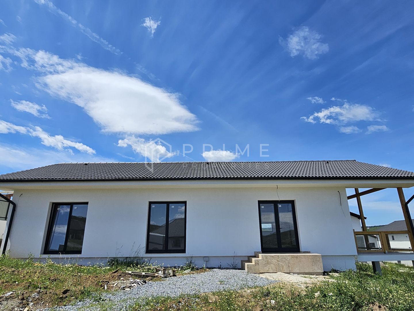 Vilă chalet modern cu perete panoramic de sticlă - Livezeni, Mureș - foto 3