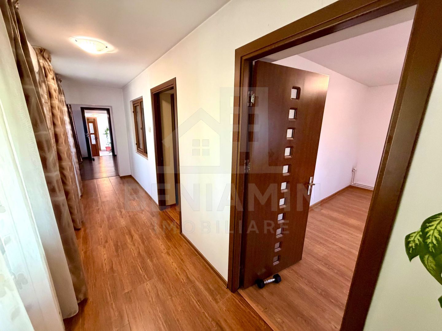 Romanesti pe Bulevard-Casa cu teren 546mp-Pozitie excelenta-Libera - foto 5