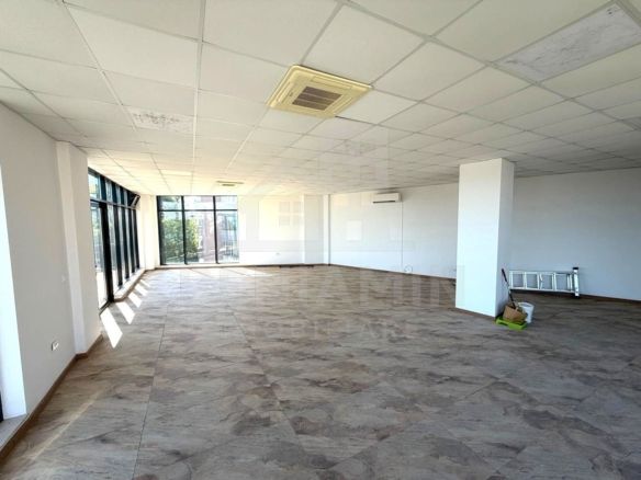 Spatiu comercial pe Bulevardul Decebal - Rovine - Helmat 100mp - foto 3