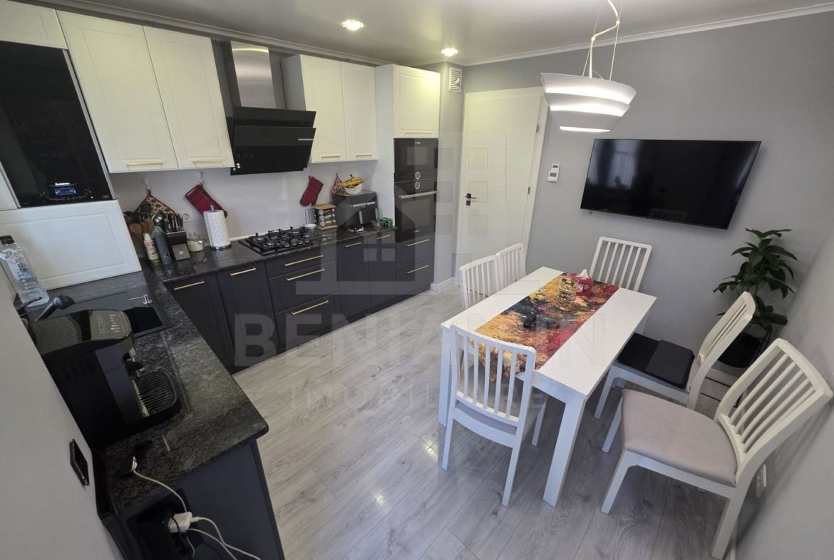 Trei camere decomandat ultra-renovat 2 bai Mcdonalds etaj 2 - foto 3
