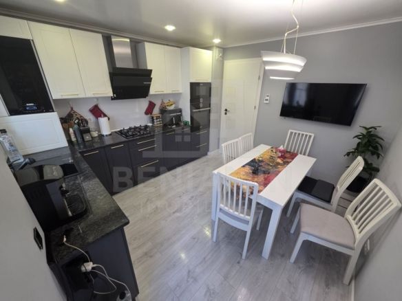 Trei camere decomandat ultra-renovat 2 bai Mcdonalds etaj 2 - foto 3
