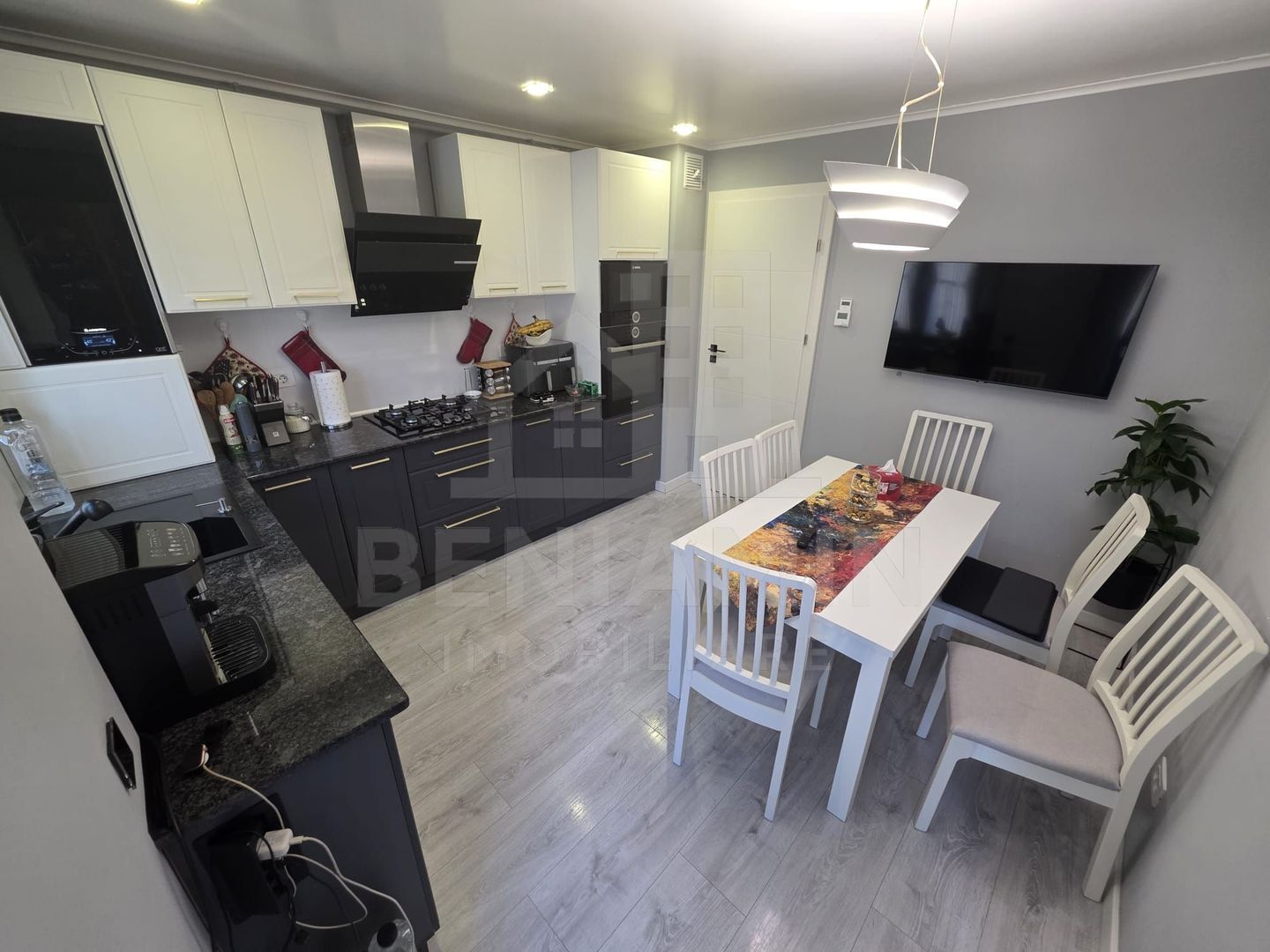 Trei camere decomandat ultra-renovat 2 bai Mcdonalds etaj 2 - foto 3