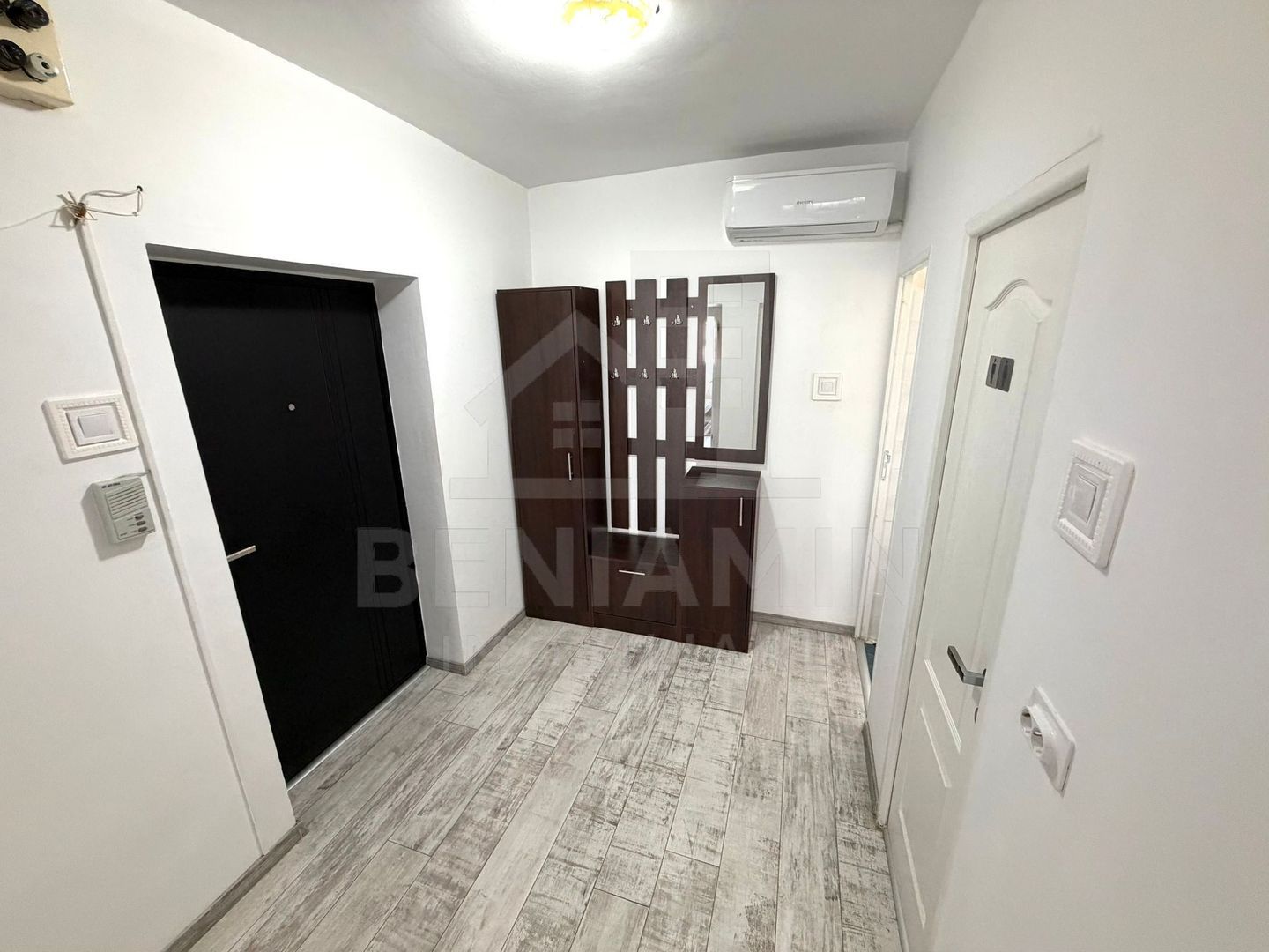 Apartament cu 2 camere decomandat Calea Bucuresti - Patria - foto 8 Apartament cu 2 camere decomandat Calea Bucuresti - Patria - foto 8