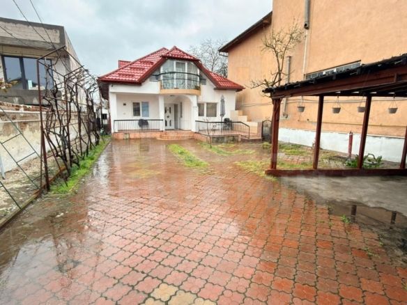 Vila-in-zona-Parcului-Nicolae-Romanescu-curte-mare-doua-constructii - Imagine principala
