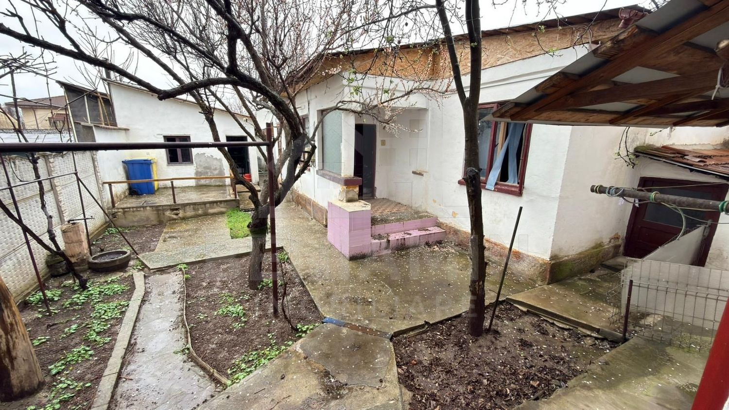 Vila-in-zona-Parcului-Nicolae-Romanescu-curte-mare-doua-constructii - foto 2