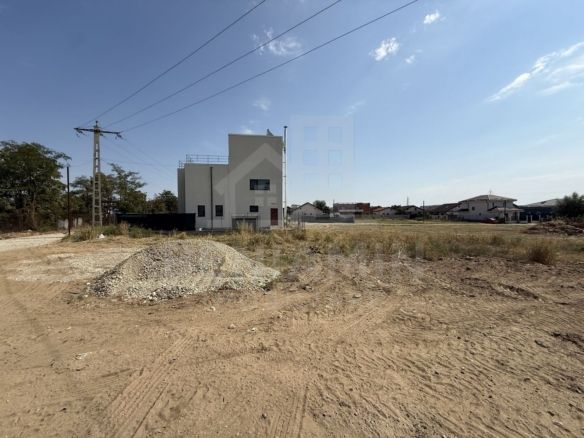 435mp-Damila-In spate la vama-Intravilan-Utilitati-Str Ficusului - foto 2