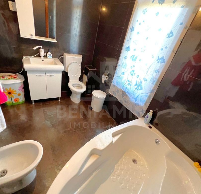 Casa 5 Dormitoare 2 bucatarii 3 bai Living-Toate utilitatile-Popoveni - foto 7