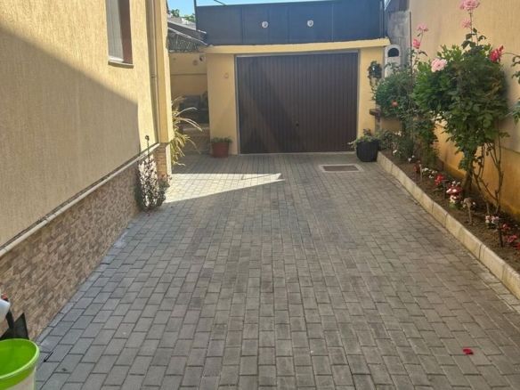 Casa spatioasa cu etaj 270 mp utili curte libera 180 mp zona Reșița - Imagine principala