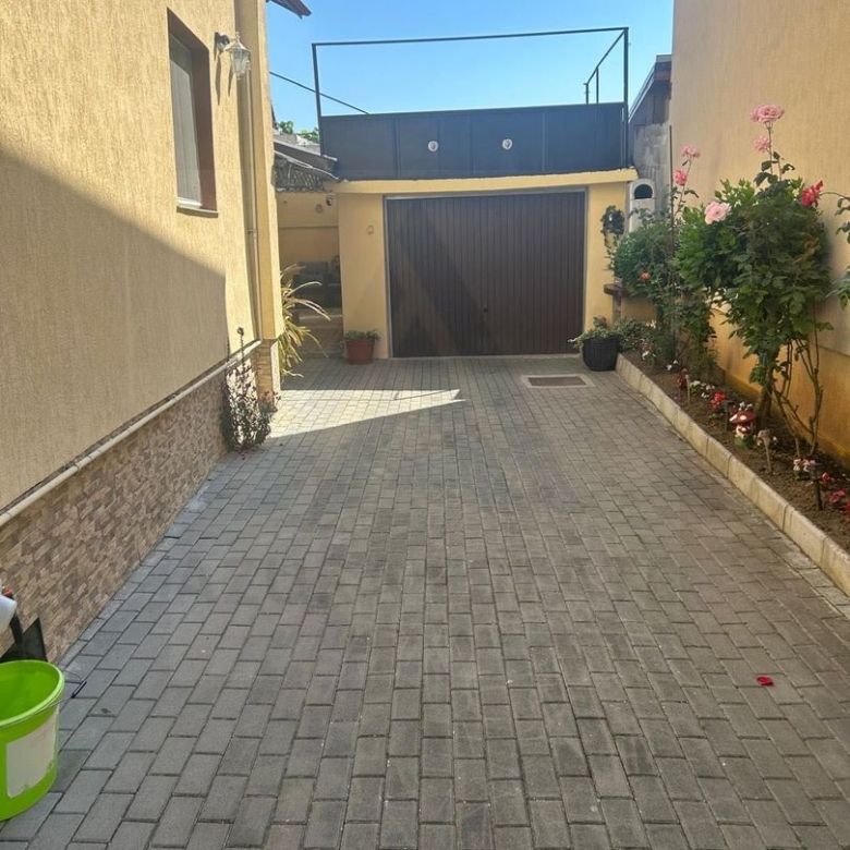 Casa spatioasa cu etaj 270 mp utili curte libera 180 mp zona Reșița - Imagine principala