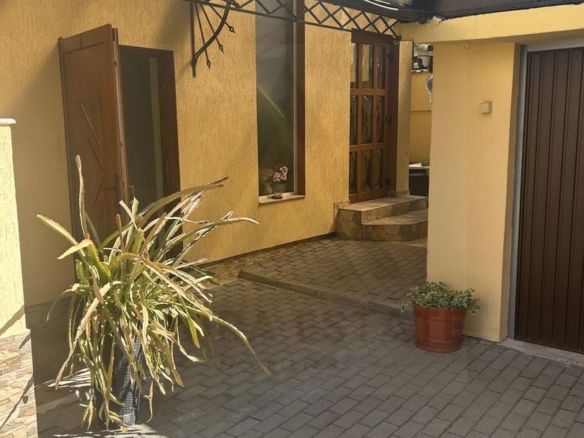 Casa spatioasa cu etaj 270 mp utili curte libera 180 mp zona Reșița - foto 2