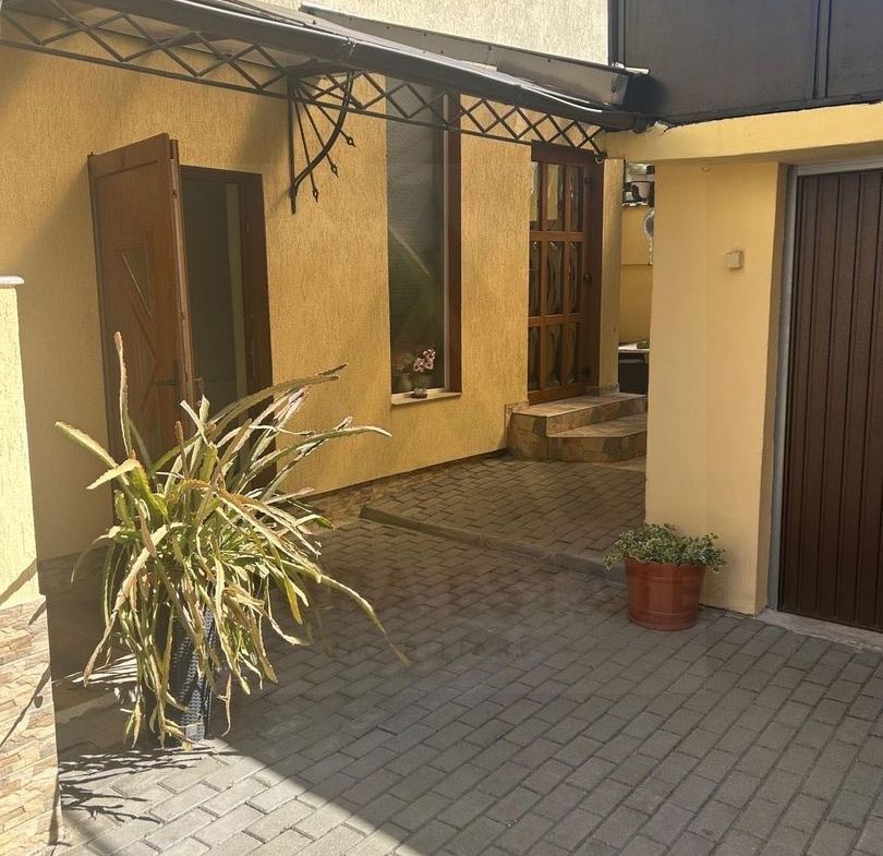 Casa spatioasa cu etaj 270 mp utili curte libera 180 mp zona Reșița - foto 2