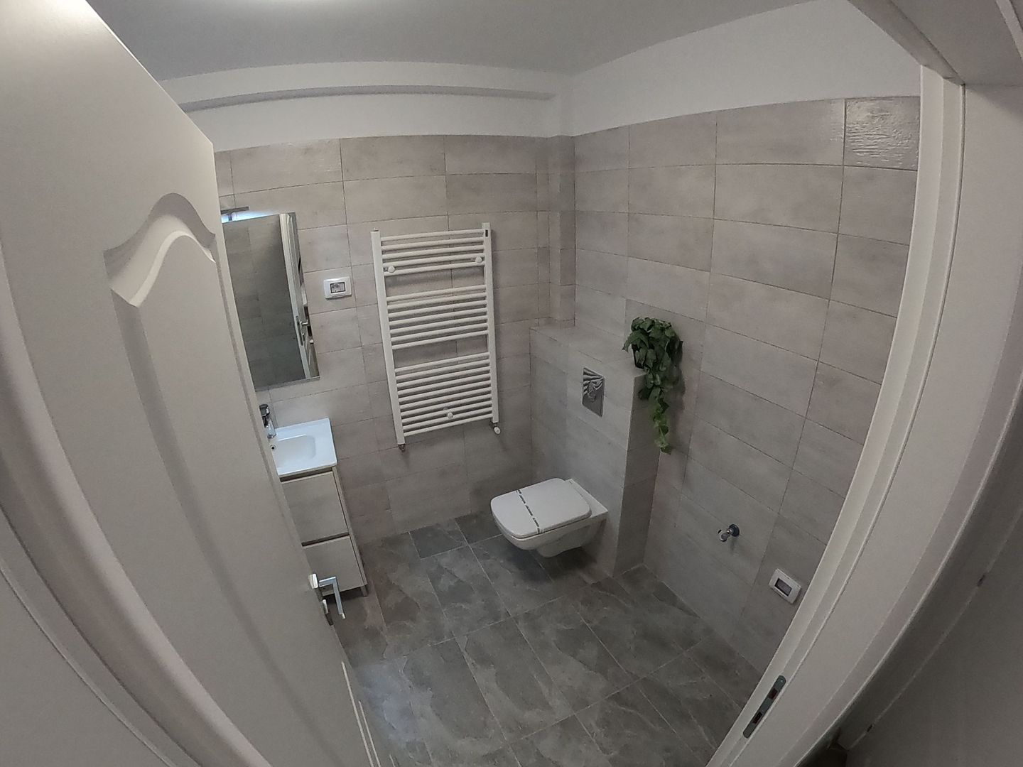 De închiriat – Apartament 2 camere cu vedere frontală la lac & loc de parcare