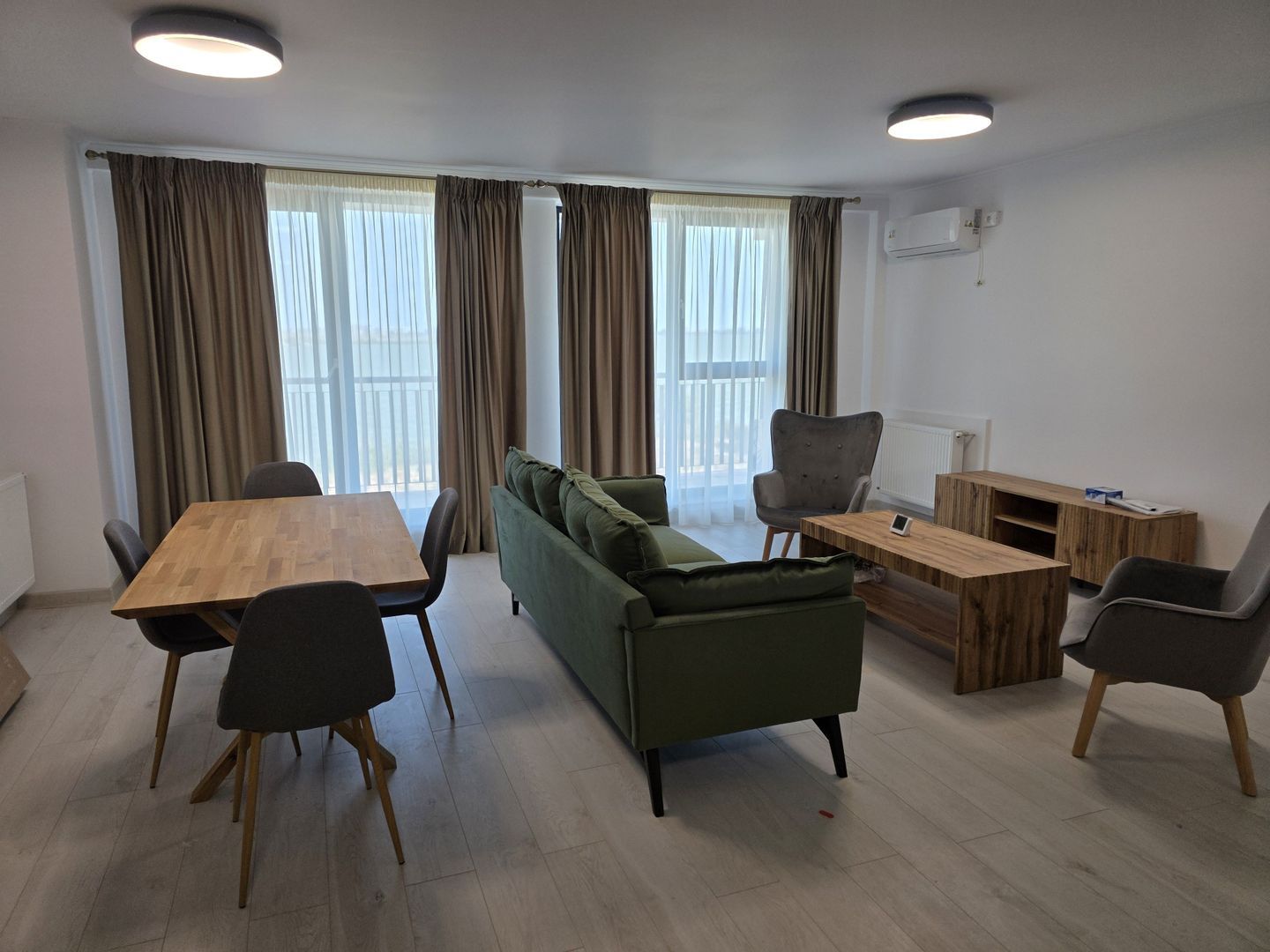 De închiriat – Apartament 2 camere cu vedere frontală la lac & loc de parcare