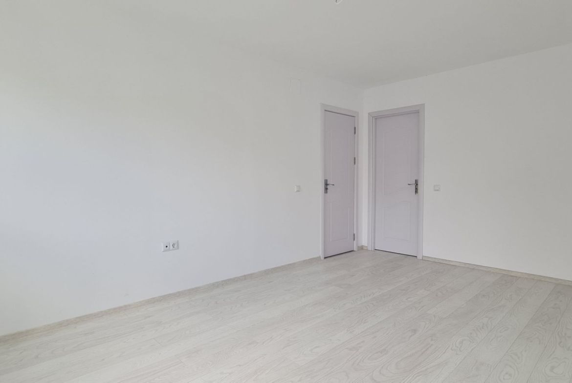 Casa 4 camere (nemobilata, neutilata) cartier Izvor Tarlungeni Brasov - foto 3
