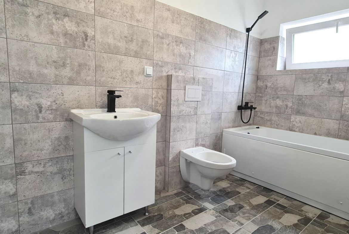 Casa 4 camere (nemobilata, neutilata) cartier Izvor Tarlungeni Brasov - foto 5