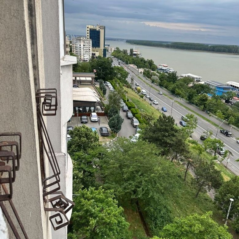De vanzare apartament cu 3 camere, zona Faleza, etaj 7/8, 149.000 euro - Imagine principala
