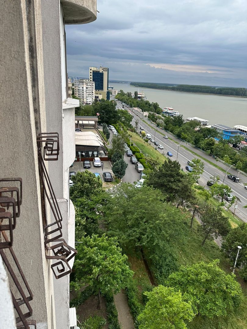 De vanzare apartament cu 3 camere, zona Faleza, etaj 7/8, 149.000 euro - Imagine principala