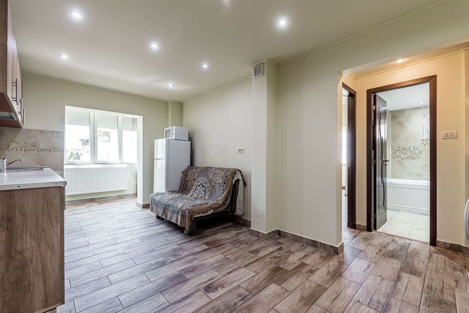 REZERVAT! Ap 2 camere, renovat, 2 balcoane. Cartier Alfa Arad