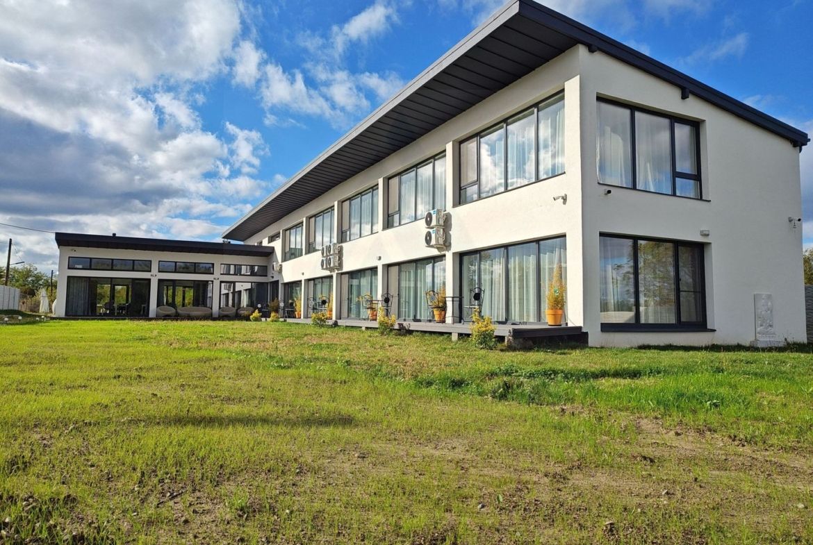 Pensiune PREMIUM 10 camere și Casă Individuală Valea Avrigului 4.600mp - foto 3