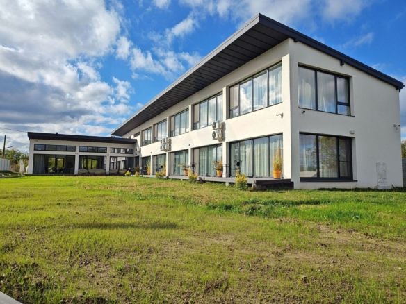 Pensiune PREMIUM 10 camere și Casă Individuală Valea Avrigului 4.600mp - foto 3