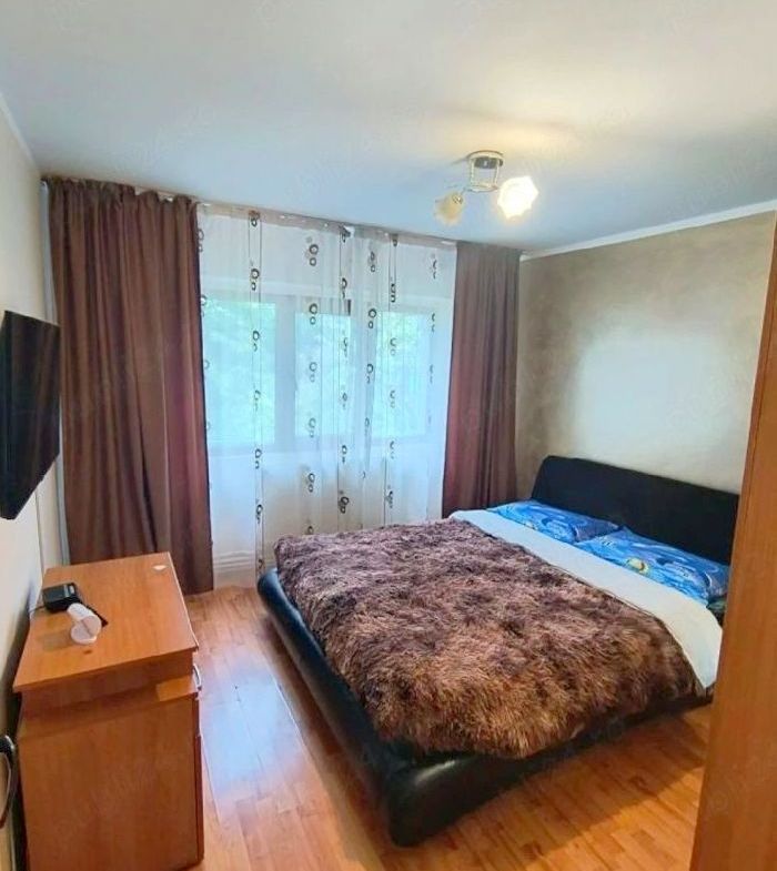 De inchiriat apartament 3 camere Micro 16, 450 euro