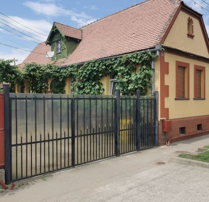 Casa individuala 2 camere 85 mp utili 254 mp teren Cristian