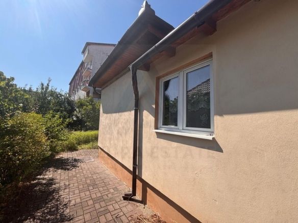 Casa singur in curte cu 335 mp teren in zona centrală - foto 2