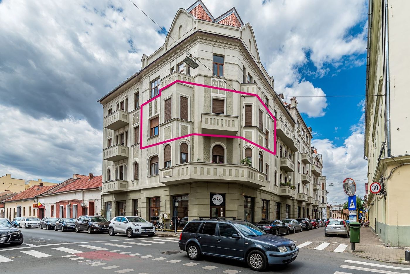 Apartament ultracentral cu 4 camere decomandat, etaj intermediar - Imagine principala Apartament ultracentral cu 4 camere decomandat, etaj intermediar - Imagine principala