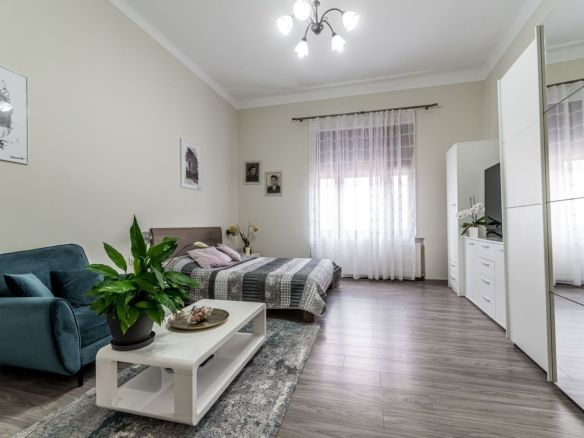 Apartament ultracentral cu 4 camere decomandat, etaj intermediar - foto 2