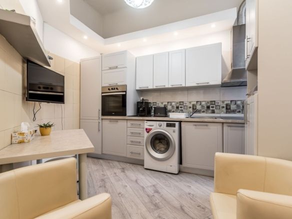 Apartament ultracentral cu 4 camere decomandat, etaj intermediar - foto 3