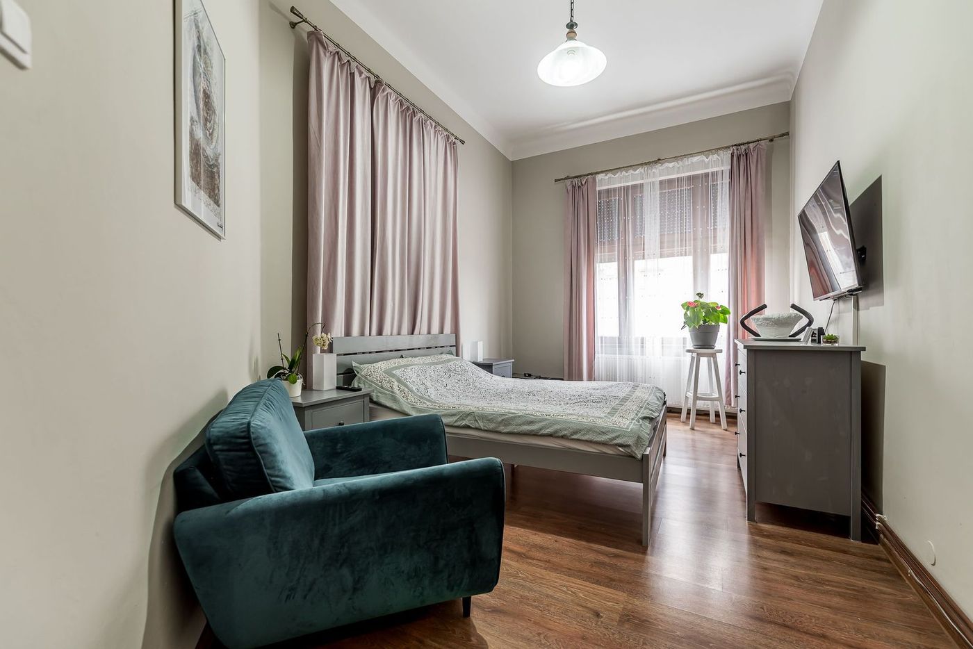 Apartament ultracentral cu 4 camere decomandat, etaj intermediar - foto 4 Apartament ultracentral cu 4 camere decomandat, etaj intermediar - foto 4