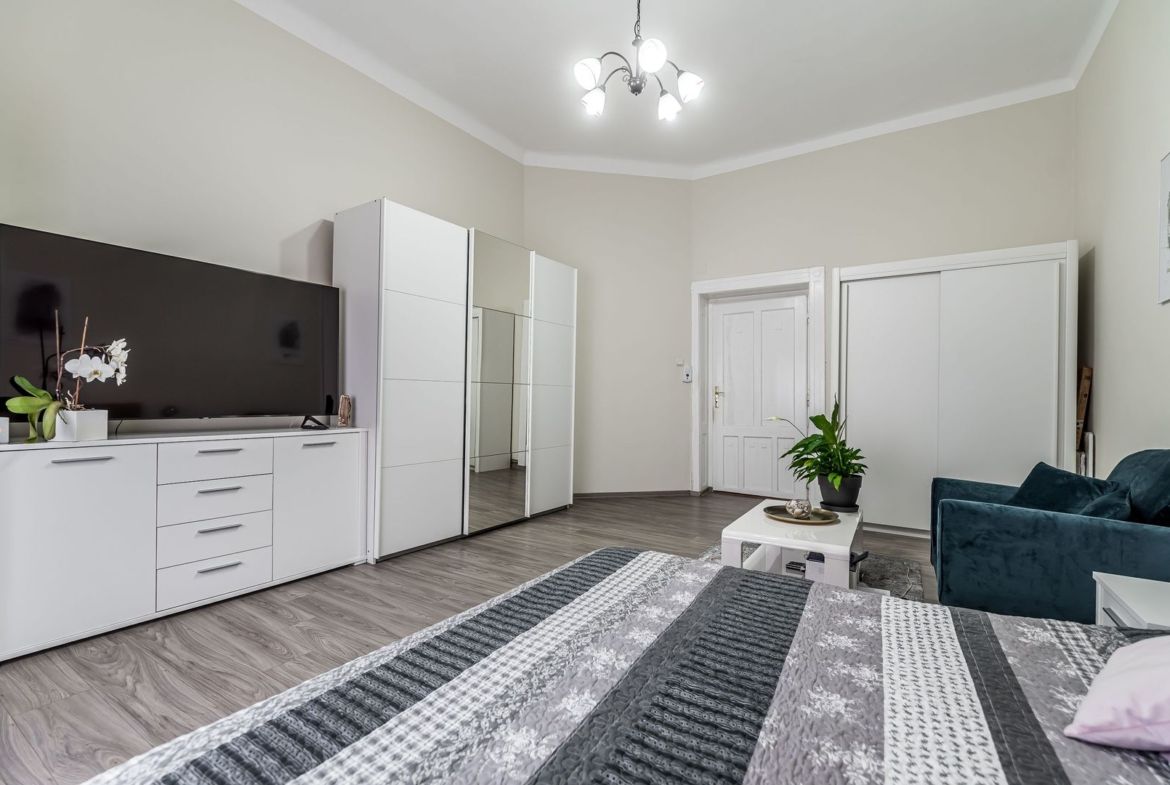 Apartament ultracentral cu 4 camere decomandat, etaj intermediar - foto 5
