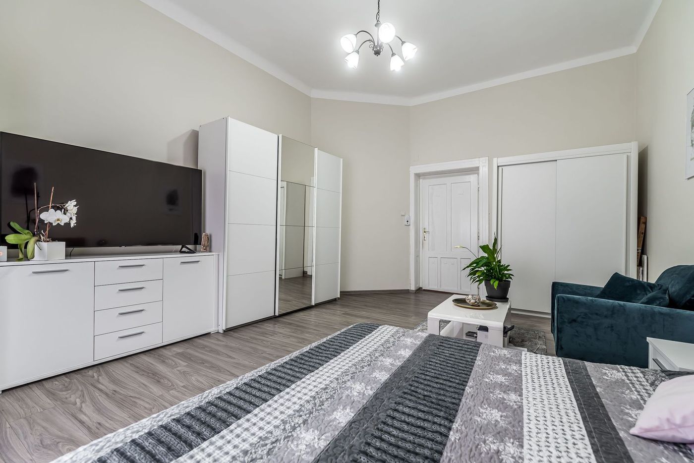 Apartament ultracentral cu 4 camere decomandat, etaj intermediar - foto 5 Apartament ultracentral cu 4 camere decomandat, etaj intermediar - foto 5