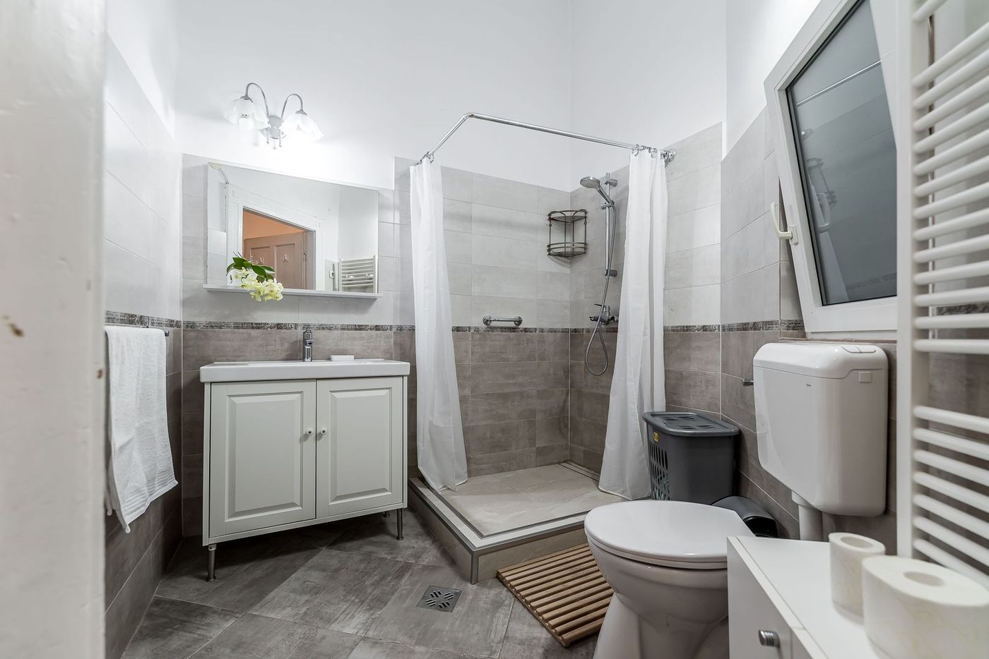 Apartament ultracentral cu 4 camere decomandat, etaj intermediar - foto 8 Apartament ultracentral cu 4 camere decomandat, etaj intermediar - foto 8
