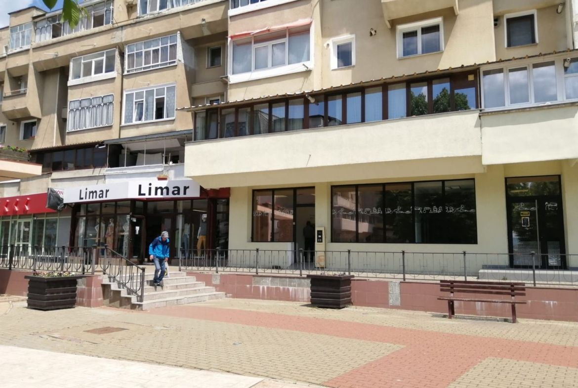 Spațiu comercial ultracentral, 200 mp singurul vad 100% pietonal Roman - foto 3