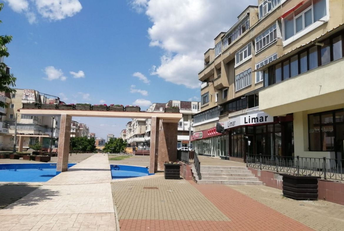 Spațiu comercial ultracentral, 200 mp singurul vad 100% pietonal Roman - foto 4