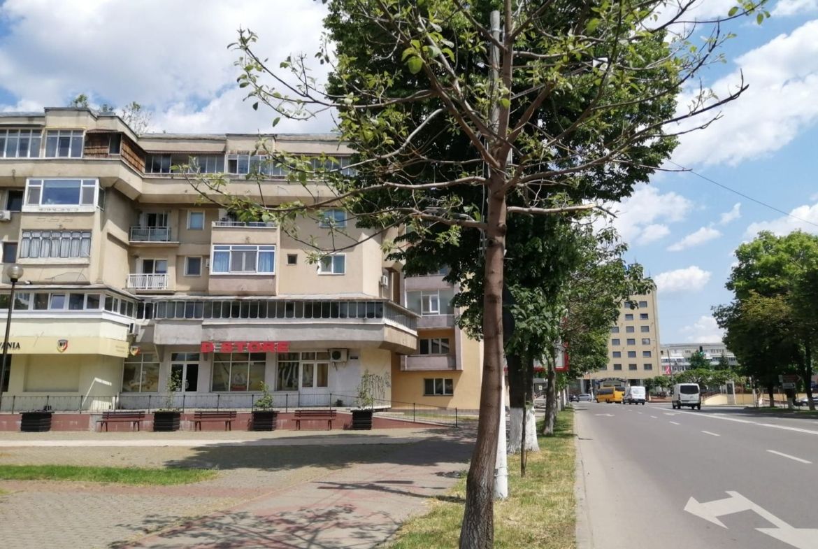 Spațiu comercial ultracentral, 200 mp singurul vad 100% pietonal Roman - foto 5