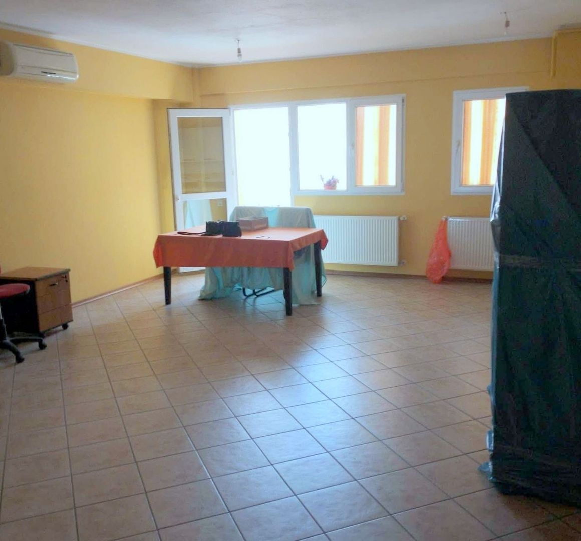 De vanzare apartament cu 3 camere, General, etaj 5/5 cu lift, 120.000 euro - foto 3 De vanzare apartament cu 3 camere, General, etaj 5/5 cu lift, 120.000 euro - foto 3